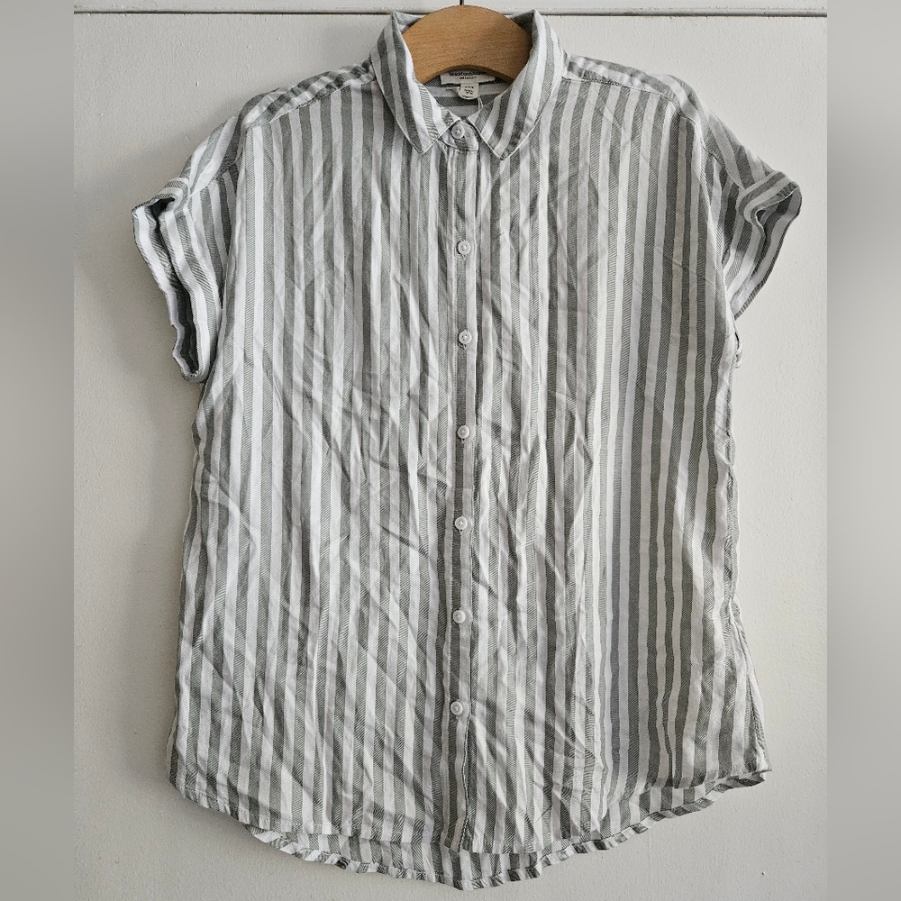 Beachlunchlounge Grey and White Striped Short Sleeve Button Up Blouse Size Med